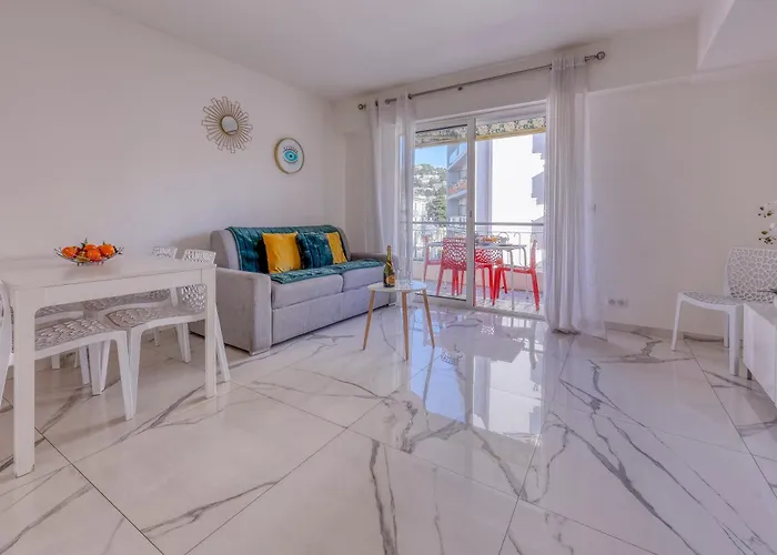 Le Versailles Apartment *
